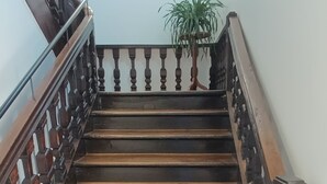 A wooden staircase with a handrail and a potted plant at the top. - The Cozy Nest, Le Nid Douillet à Bergheim (Bergheim)