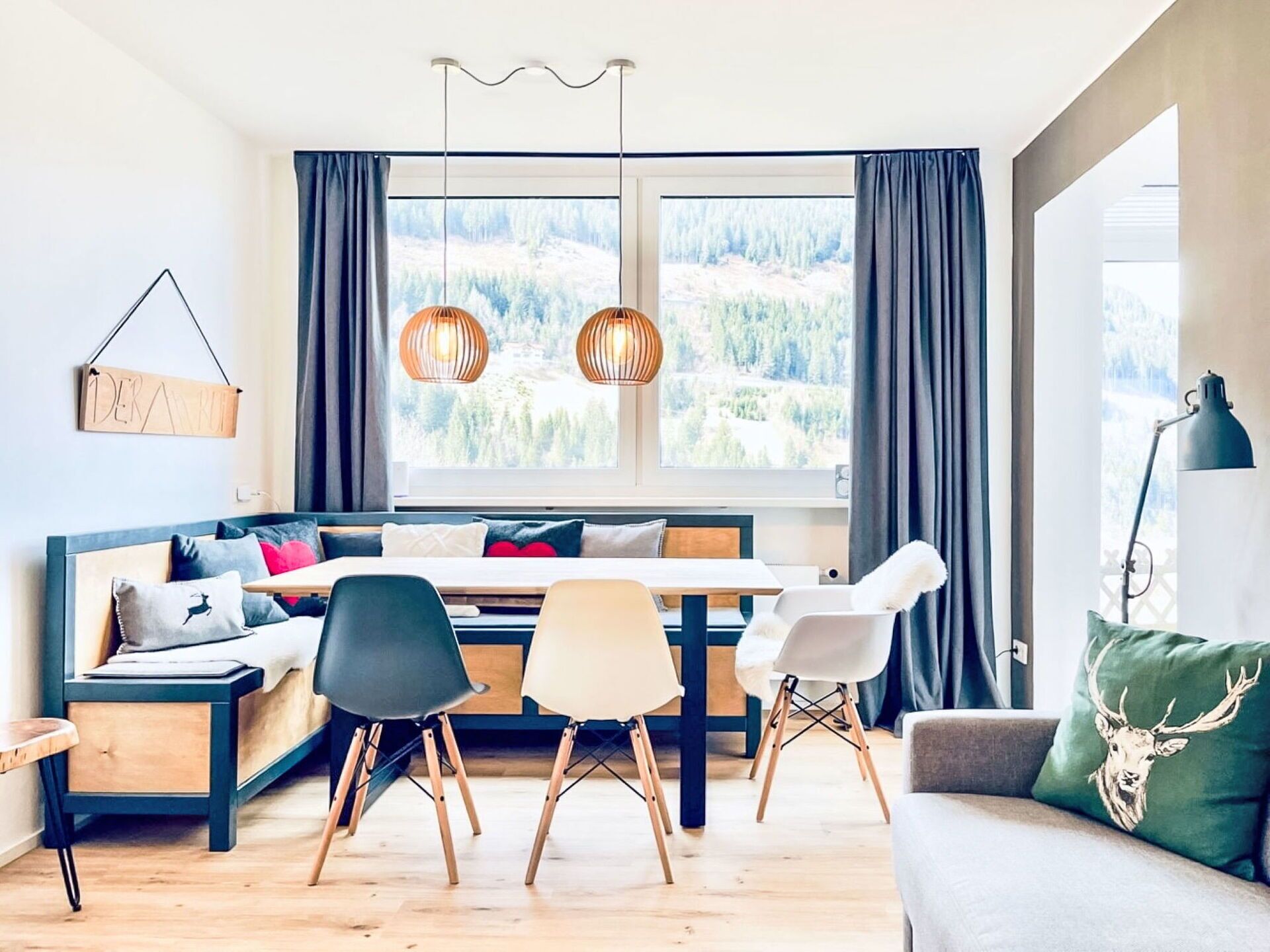 Möbel, Interior Design, Flooring, Holz, Fussboden, Light Fixture, Beleuchtung, Tabelle, Textil, Zuhause