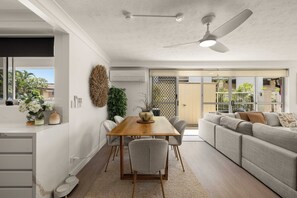 Apartment, 3 Bedrooms, Ocean View | Dining room