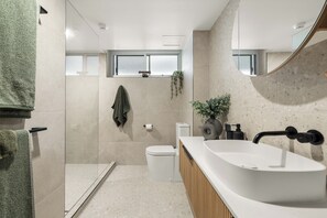 Apartment, 3 Bedrooms, Ocean View | Bathroom