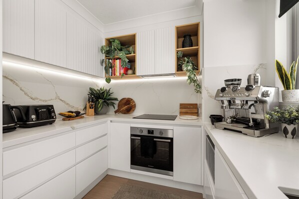 아파트, 침실 3개, 바다 전망 | 전용 주방 | 전기 주전자, 식탁