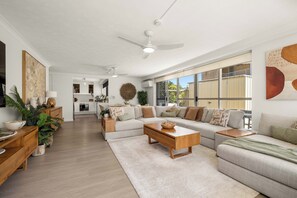 Apartment, 3 Schlafzimmer, Meerblick | Wohnbereich