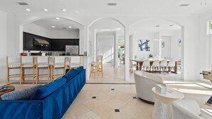 Un interior moderno con sala de estar, comedor y cocina.