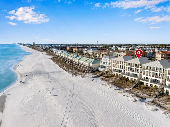 Un hotel frente a la playa con una extensa playa de arena y vistas al océano.
