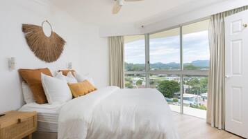 Apartamento superluxo, sacada, vista para o oceano | 2 quartos, ferros/tábuas de passar roupa, berços (sobretaxa)