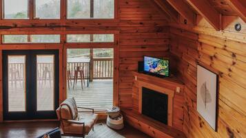 Älytelevisio, takka, kirjoja, tietokoneen näyttö