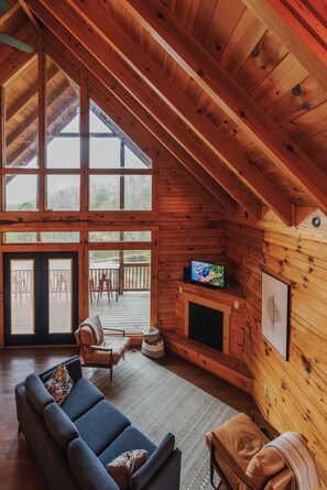 Smart-TV, Kamin, Bücher, Computerbildschirme