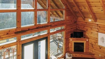 Älytelevisio, takka, kirjoja, tietokoneen näyttö