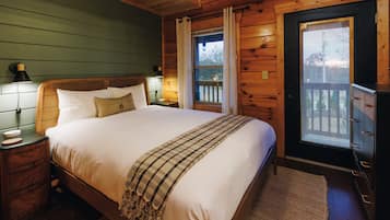 4 makuuhuonetta, työpöytä, silitysrauta/-lauta, vauvan matkasänky