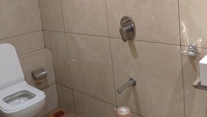 Egy fürdőszoba, amelyben WC, zuhanyzó és mosdókagyló található.