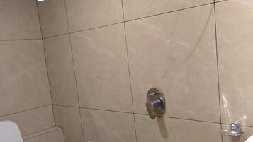 Kamar Double Deluks | Kamar mandi | Shower, perlengkapan mandi gratis, handuk, dan sabun