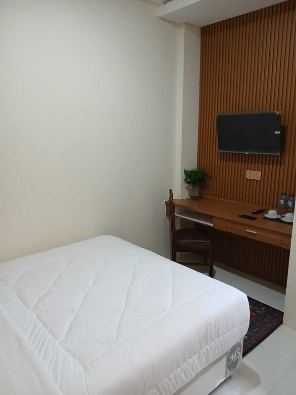 Camera Superior | Una scrivania, postazione laptop, Wi-Fi gratuito