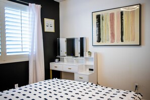 4 bedrooms, iron/ironing board, WiFi, bed sheets
