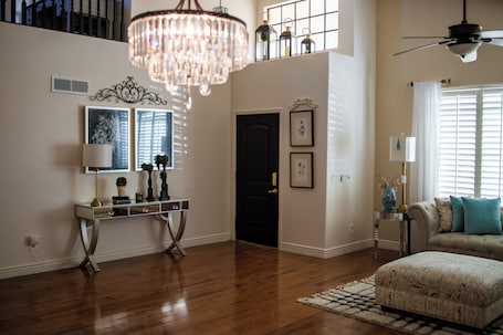 Interior. Spacious 4-bedroom house in fabulous Peoria with WiFi, AC
