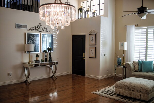 Interior - Spacious 4-bedroom house in fabulous Peoria with WiFi, AC (Peoria)