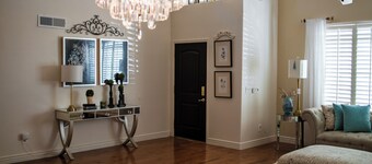 Spacious 4-bedroom house in fabulous Peoria with WiFi, AC