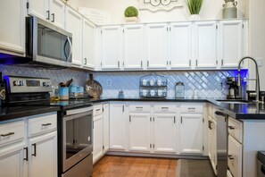 Private kitchen - Spacious 4-bedroom house in fabulous Peoria with WiFi, AC (Peoria)