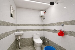 A bathroom with a toilet, sink, and shower. - Shiv Kashi P Guest House By Glitz Hotels (Varanasi)