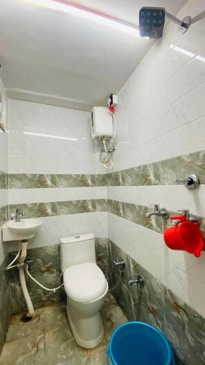 Doccia, asciugamani, sapone, shampoo