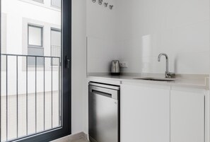 Frigorífico, microondas, horno y placa de cocina