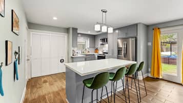 冰箱、微波炉、烤箱、炉灶