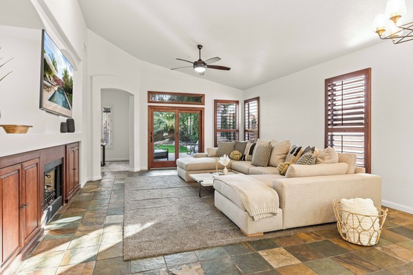 TV connectée, cheminée, livres