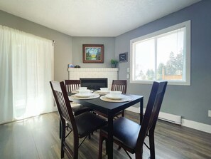 Dining - Entire Guest Suite in Thetis Height (Victoria)