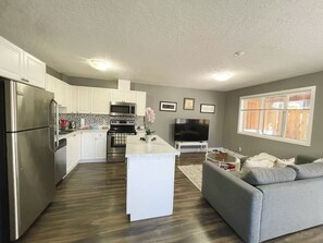 Microwave, oven, stovetop, dishwasher - Entire Guest Suite in Thetis Height (Victoria)