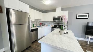 Four à micro-ondes, un four, surface de cuisson, lave-vaisselle