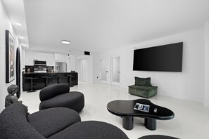 Una Smart TV, una mesa de tenis de mesa