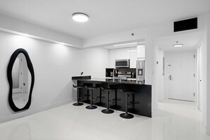 Frigorífico, microondas, horno y placa de cocina