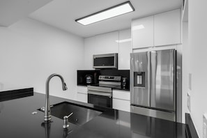 Réfrigérateur, micro-ondes, four, plaque de cuisson