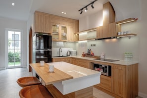 Vila Mewah, balkon, pemandangan kebun | 3 kamar tidur, meja kerja, Wi-Fi gratis, dan seprai linen