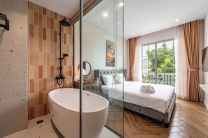 Luxury Villa, Balcony, Garden View | Bathroom | Free toiletries, hair dryer, towels, soap - Venus Villa - Novaworld Phan Thiet (Phan Thiet)