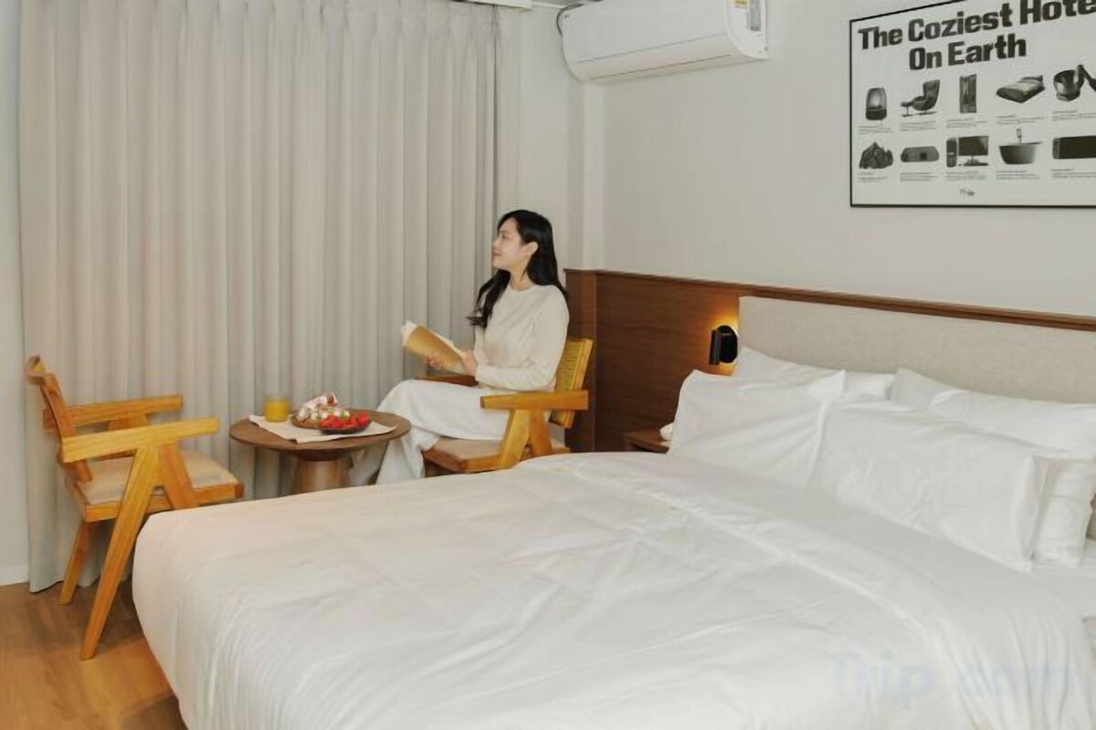 Premium bedding, desk, WiFi (free), bed sheets
