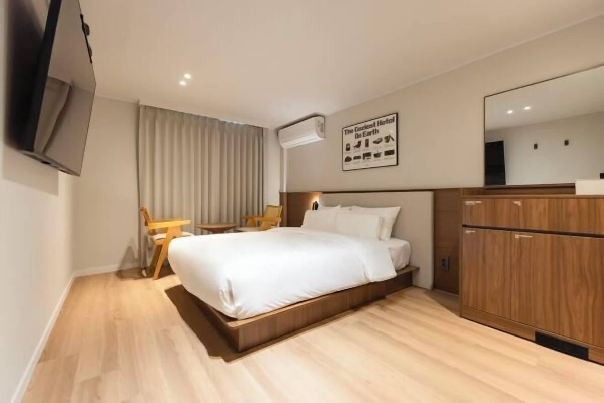 Ropa de cama de alta calidad, escritorio, wifi gratis y ropa de cama