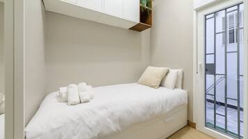 2 bedrooms, iron/ironing board, internet, bed sheets