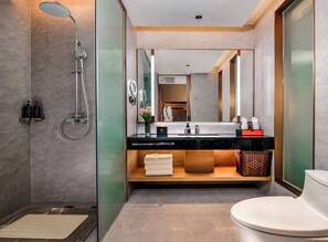 Articles de toilette gratuits, sĂšche-cheveux, peignoirs, chaussons