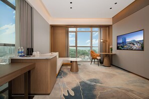 エグゼクティブ スイート | デスク、ノートパソコン用作業スペース、遮光カーテン、防音設備