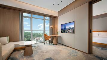 Phòng Suite Executive | Bàn, khu vực làm việc phù hợp cho laptop, màn/rèm cản sáng