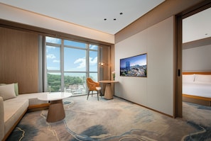 Escritorio, espacio para trabajar con laptop y cortinas blackout