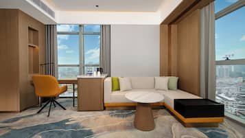 Executive Suite | 1 bedroom, desk, laptop workspace, blackout curtains