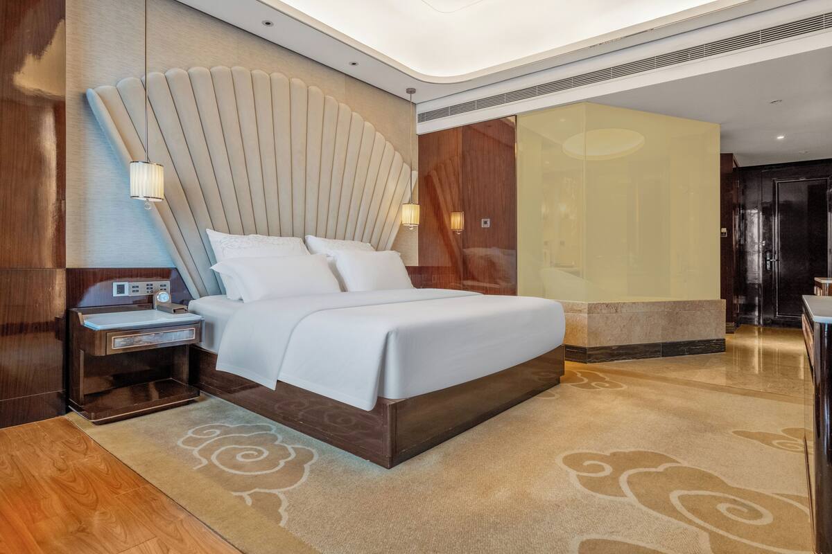 Premium bedding, down comforters, minibar (free items), in-room safe