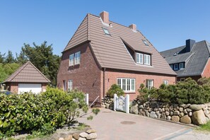 Exterior - White Pearl OG - luxury apartment, close to the beach for 6 pers. with sauna, terrace, WLAN. (Westerland)