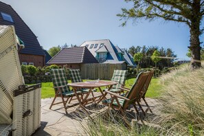 Outdoor dining - White Pearl OG - luxury apartment, close to the beach for 6 pers. with sauna, terrace, WLAN. (Westerland)