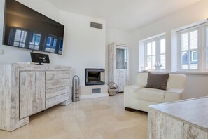 TV, fireplace, stereo