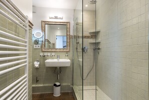 Shower, hair dryer - Haus Victoria - Modern house for 6 pers. with terrace, parking space, WLAN. (Westerland)