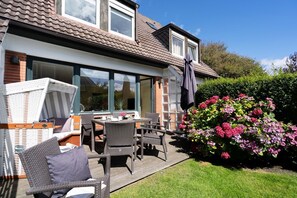Outdoor dining - Meeresstern - Beautiful house for 6 pers. with terrace, parking space, WLAN. (Westerland)