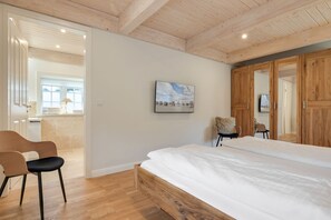 4 habitaciones, caja de seguridad en la habitación y escritorio 