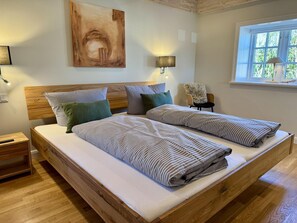 3 bedrooms, in-room safe, desk, iron/ironing board